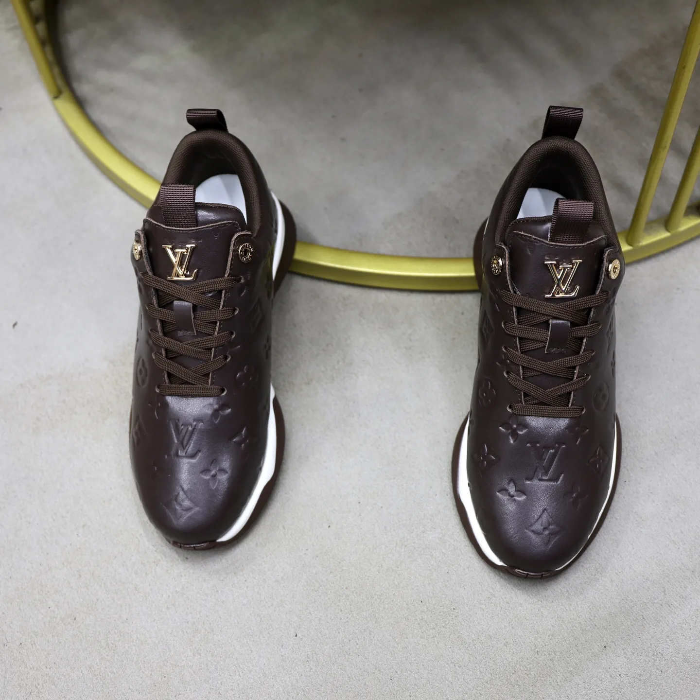 Factory price: 520💰【LV】Louis Vuitton is a high-end brand of men's shoes, new models on the market, top luxury brand, the latest fashionable casual men's shoes, trendy and versatile style, relaxed and sporty style, calfskin upper and ultra-fine workmanship. The original personalized fashionable rubber wear-resistant outsole is light and comfortable on the foot. Code number: 39-44 (45, 46 customized)